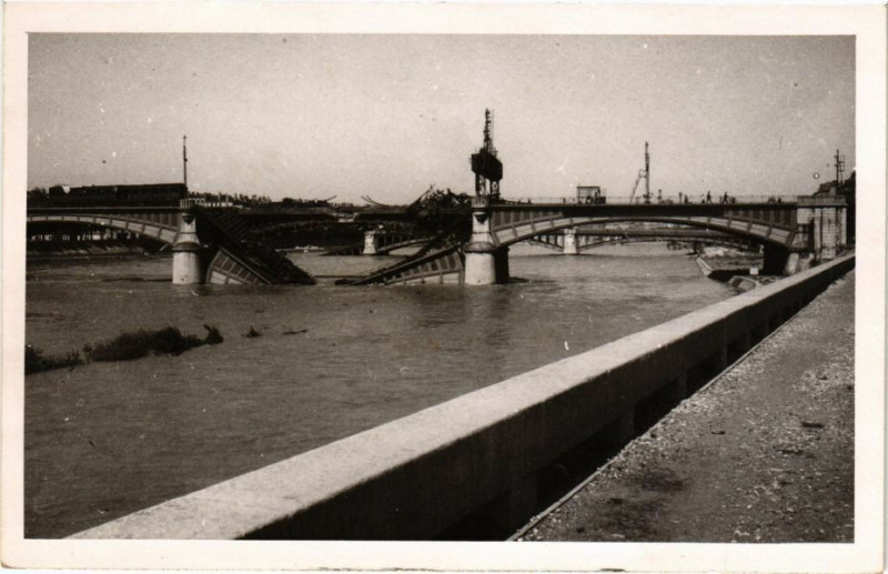 Carte postale ancienne Lyon-Pont du Chemin de Fer à Lyon