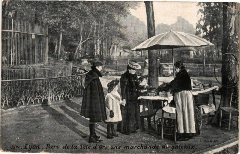Carte postale ancienne Lyon-Parc e la Tete d'Or-Une marchande de gateaux à Lyon