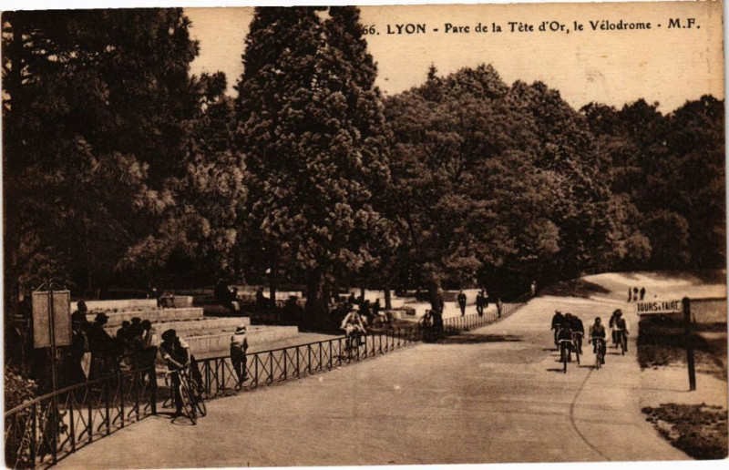 Carte postale ancienne Lyon-Parc de la Tete d'Or le Velodrome à Lyon