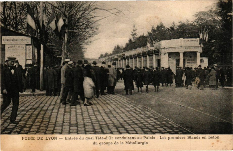 Carte postale ancienne Lyon-Les premiers Stands en beton du groupe de la Metallurgie à Lyon