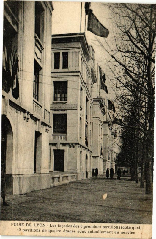 Carte postale ancienne Lyon-Les facades des 6 premiers pavillons à Lyon