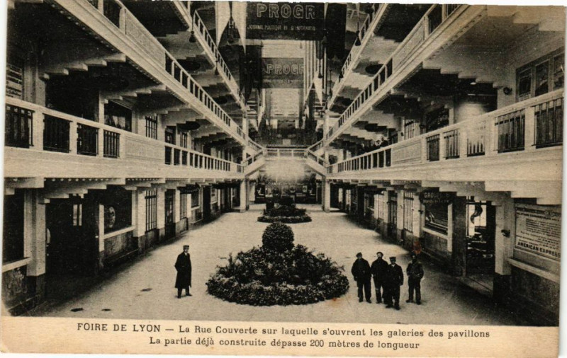 Carte postale ancienne Lyon-La Rue Couverte sur laquelle s'ouvrent les galeries à Lyon