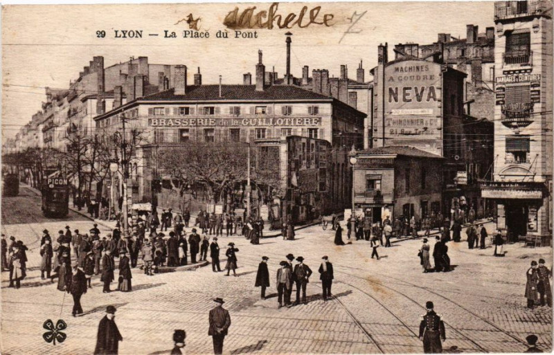 Carte postale ancienne Lyon-La Place du Pont à Lyon