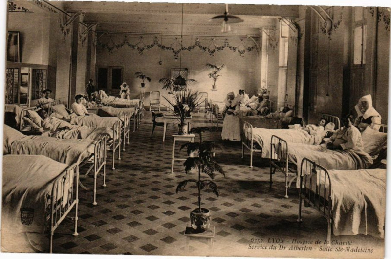 Carte postale ancienne Lyon-Hospice de la Charite-Salle Sainte-Madeleine à Lyon