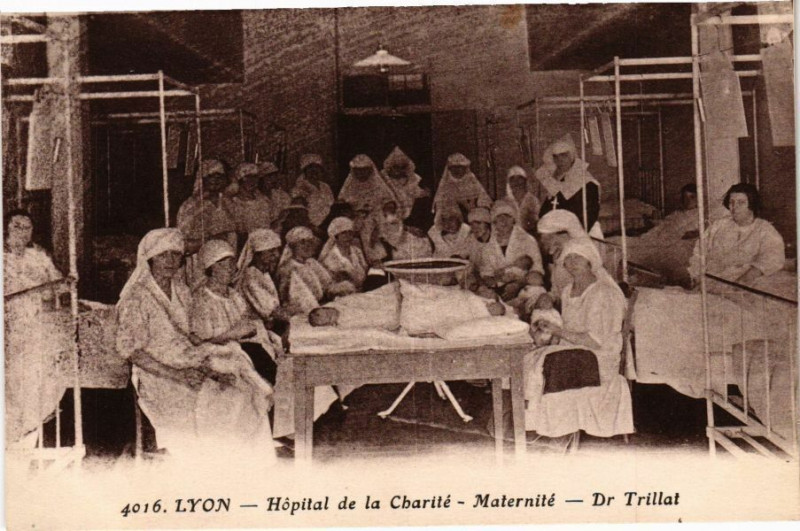 Carte postale ancienne Lyon-Hopital de la Charite-Maternite à Lyon