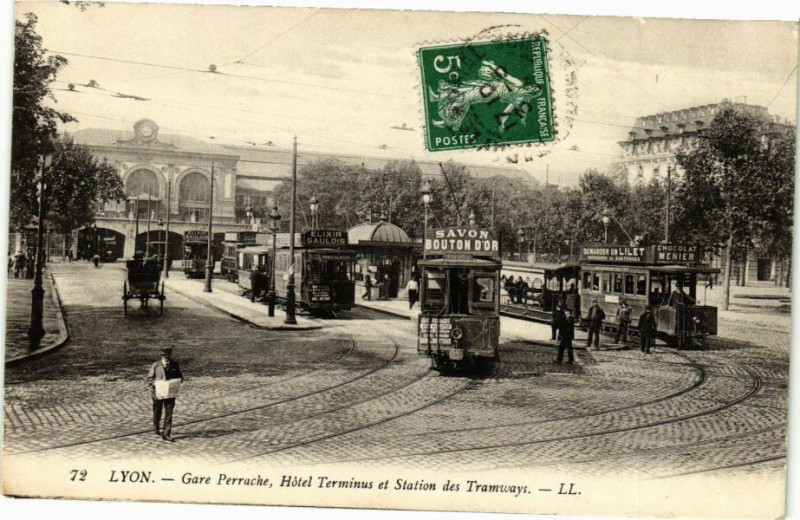 Carte postale ancienne Lyon-Gare Perrache-Hotel Terminus et station des Tramways à Lyon