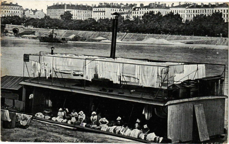 Carte postale ancienne Lyon-Bateau lavoir sur le Rhone à Lyon