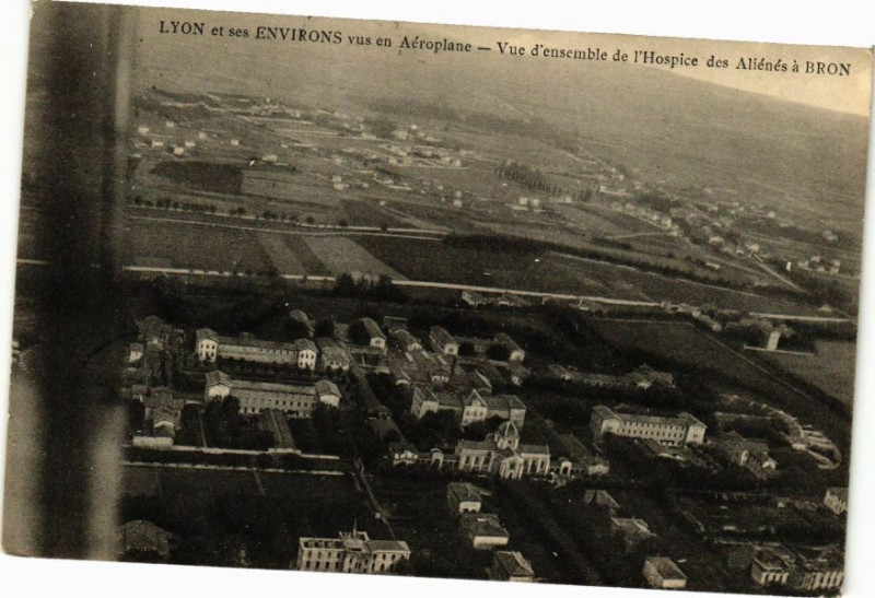 Carte postale ancienne Lyon et ses Env. vus en Aeroplane-Vue d'ensemble de l'Hospice à Lyon