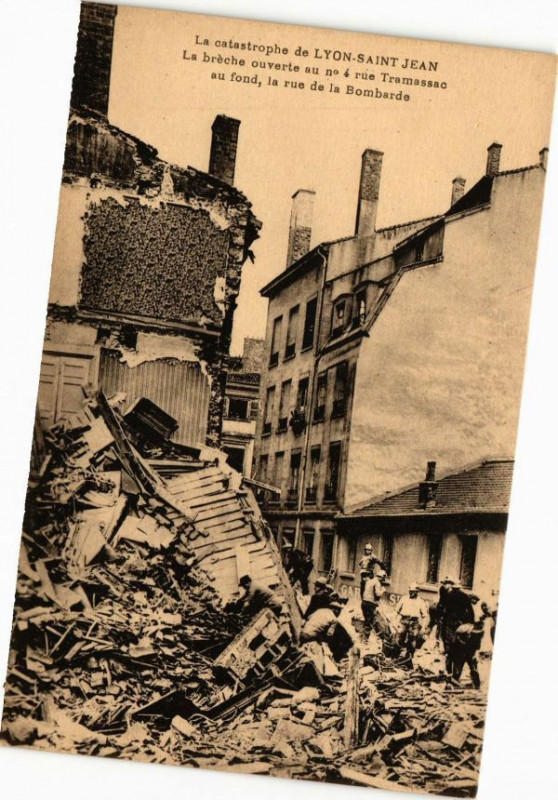 Carte postale ancienne La Catastrophe de Lyon Saint-Jean-La breche ouverte no4 rue Tramassac à Lyon