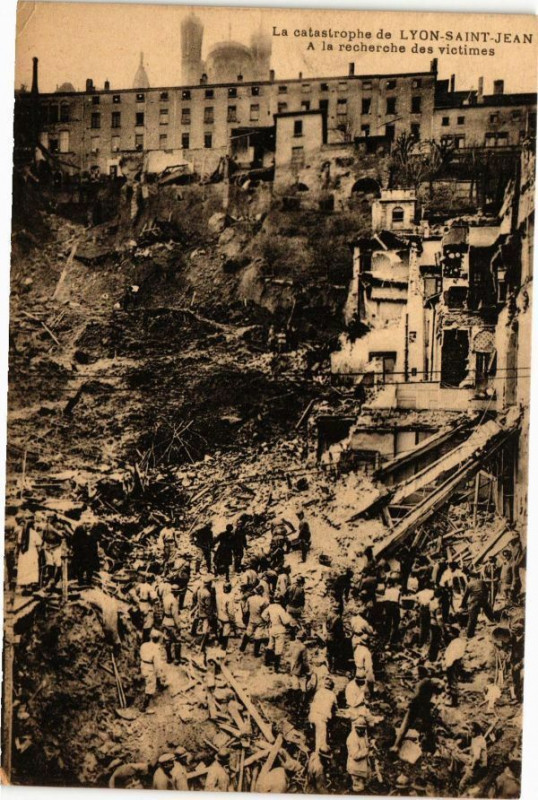Carte postale ancienne La Catastrophe de Lyon Saint-Jean-A la recherche des victimes à Lyon