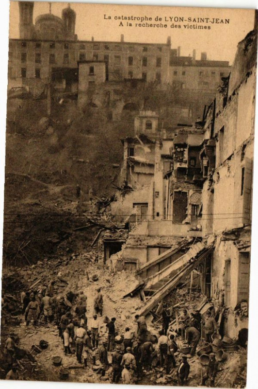 Carte postale ancienne La Catastrophe de Lyon Saint-Jean-A la recherche des victimes à Lyon