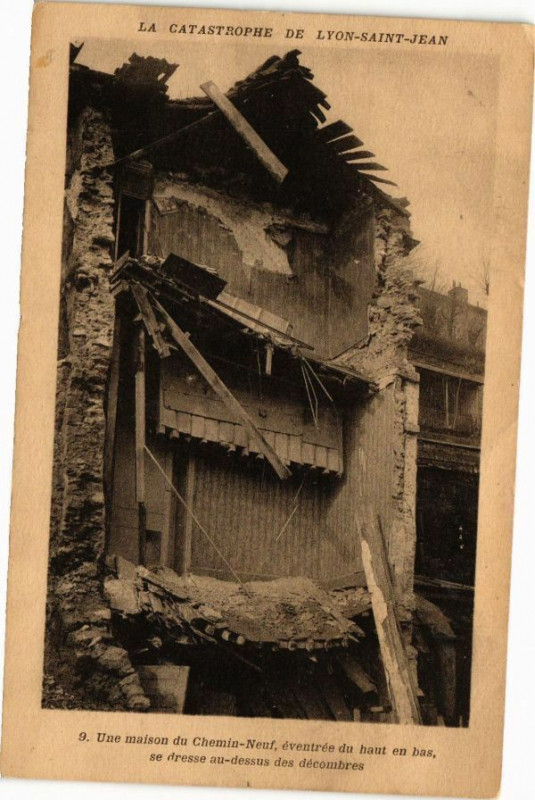 Carte postale ancienne La catastrophe de Lyon Saint-Jean-Une maison du Chemin Neuf à Lyon