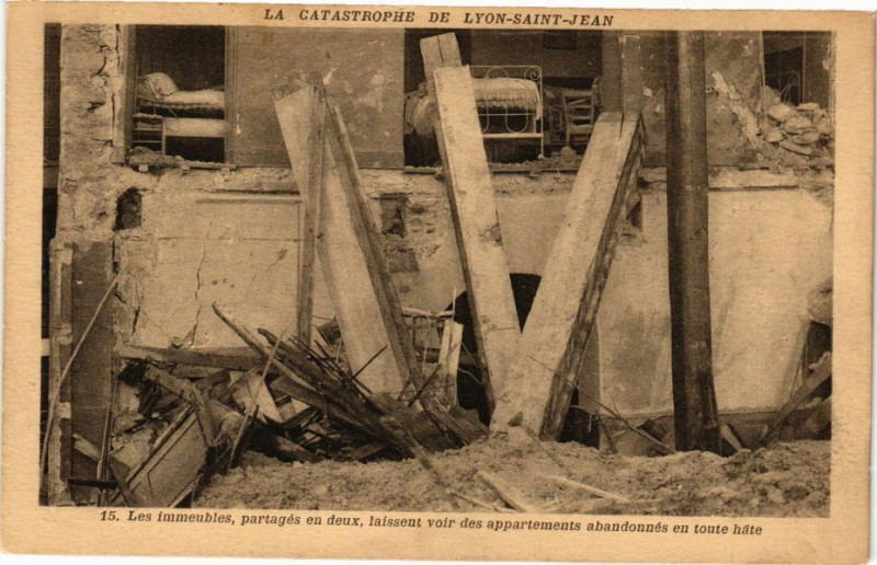 Carte postale ancienne La catastrophe de Lyon Saint-Jean-Les immeubles partages en deux à Lyon