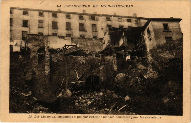 Carte postale ancienne La Catastrophe de Lyon-Saint-Jean - Les Chazeaux suspendus a pic s à Lyon