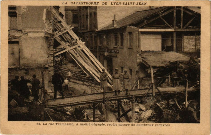 Carte postale ancienne La catastrophe de Lyon Saint-Jean-La rue Tramassac à Lyon