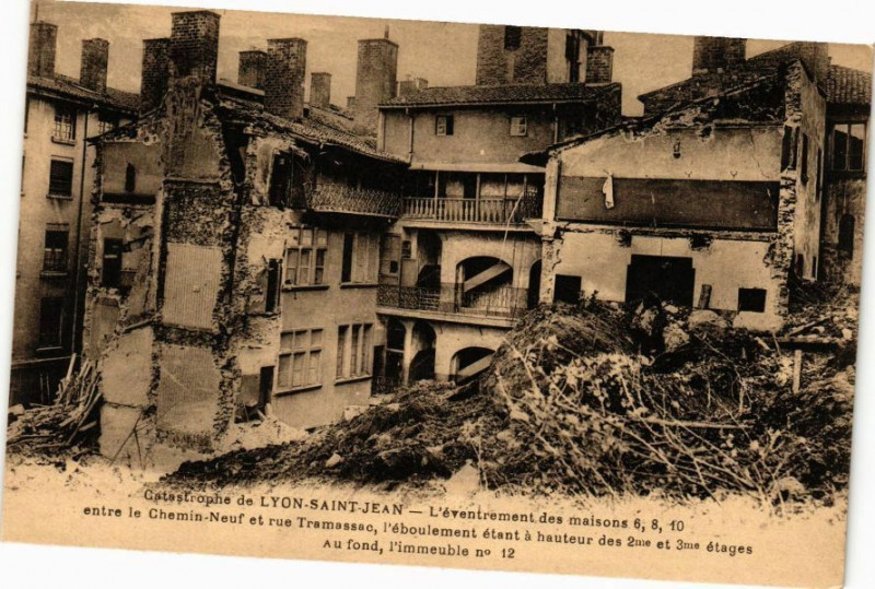 Carte postale ancienne La catastrophe de Lyon Saint-Jean-L'eventrement des maisons à Lyon