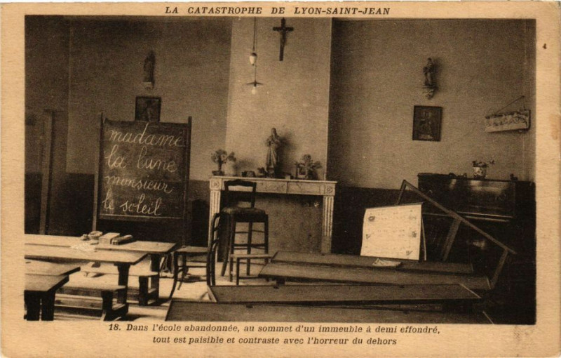 Carte postale ancienne La catastrophe de Lyon Saint-Jean-Dans l'Ecole abandonnée à Lyon