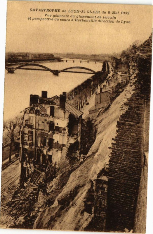 Carte postale ancienne Catastrophe de Lyon Saint-Clair-Vue générale du glissement de terrain à Lyon