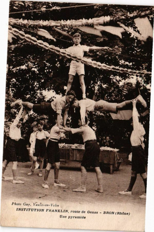 Carte postale ancienne Bron-Une pyramide à Bron