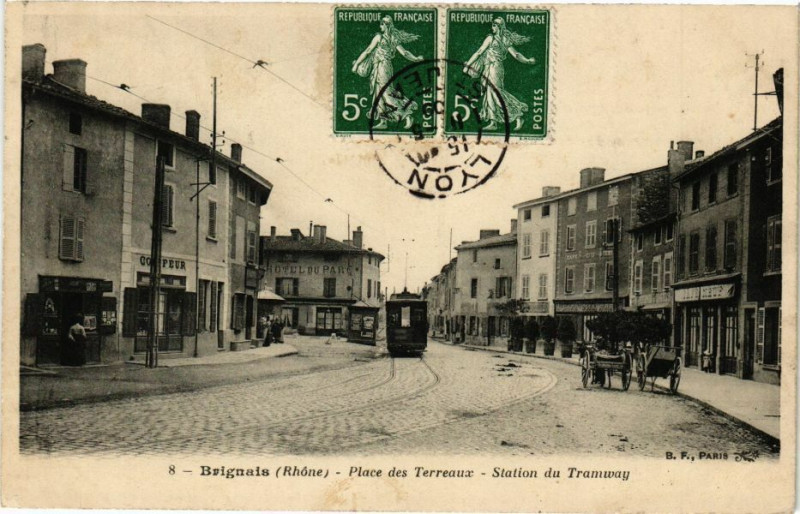 Carte postale ancienne Brignais-Place des Terreaux-Station du Tramway à Brignais