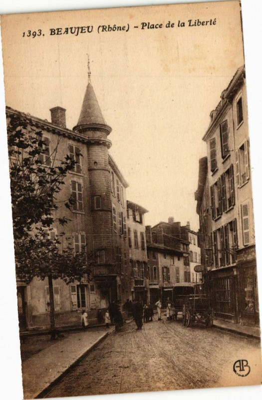 Carte postale ancienne Beaujeu-Place de la Liberte à Beaujeu
