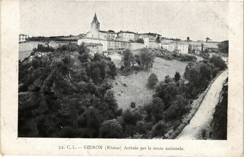 Carte postale ancienne Yzeron-Arrivée par la route nationale à Yzeron