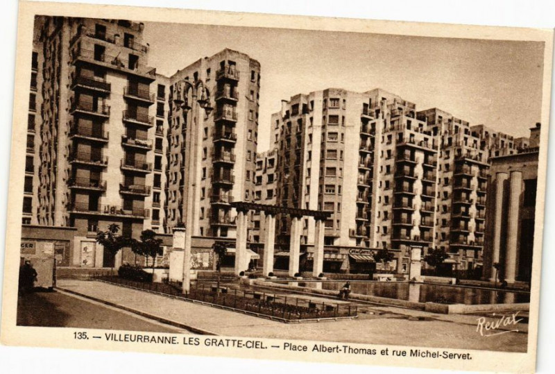 Carte postale ancienne Villeurbanne Les Gratte Ciel-Place Albert Thomas rue MichelServet à Villeurbanne