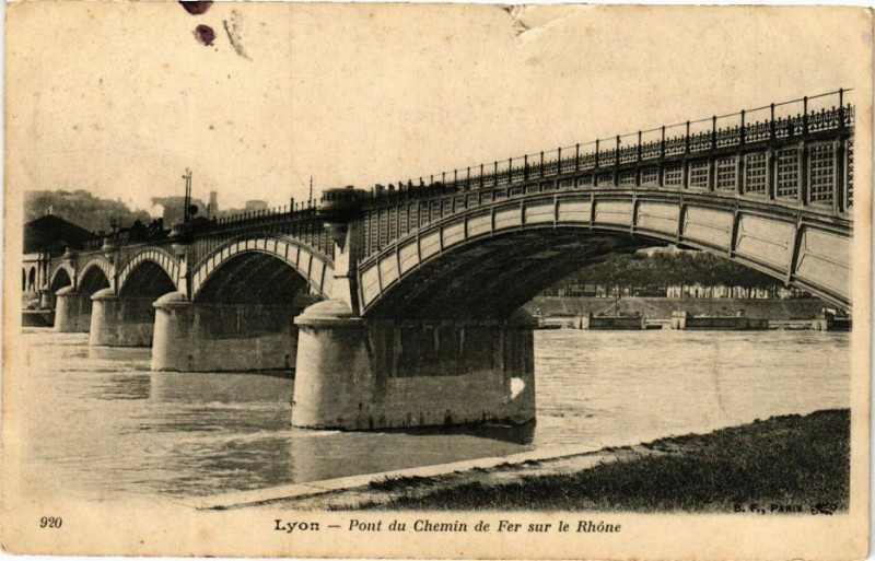 Carte postale ancienne Lyon-Pont du Chemin de Fer sur le Rhone à Lyon
