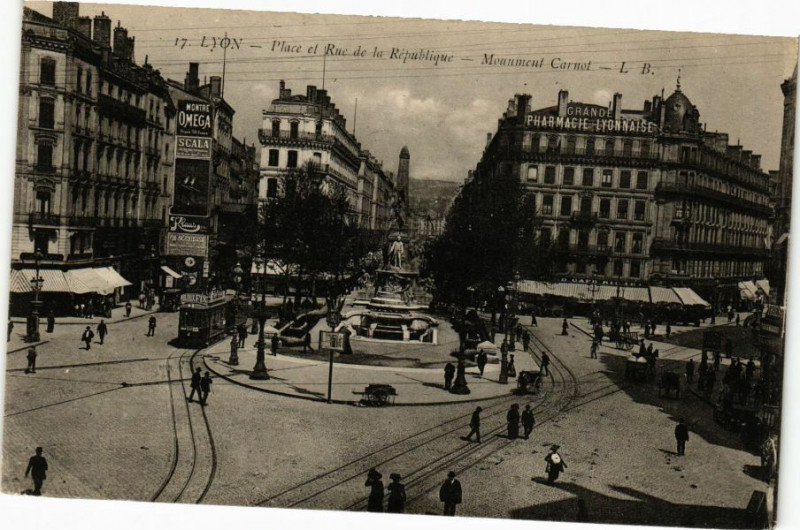 Carte postale ancienne Lyon-Place et Rue de la Republique-Monument Carnot à Lyon