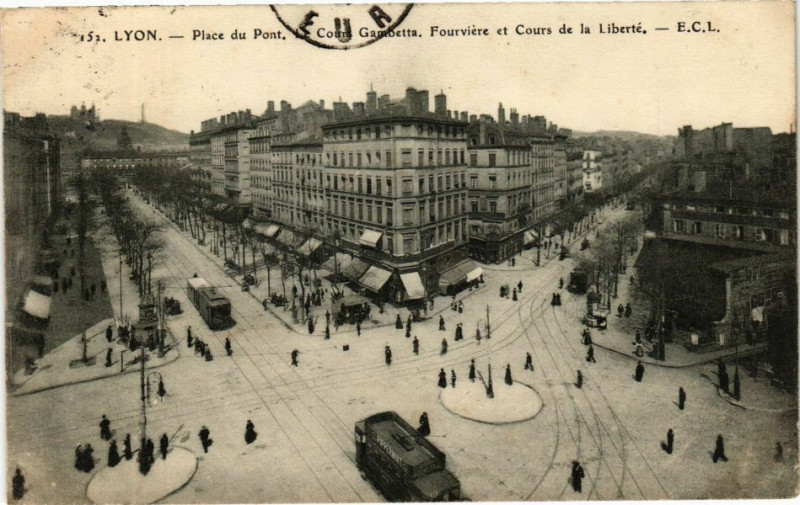 Carte postale ancienne Lyon-Place du Pont-La Cours Gambetta à Cours