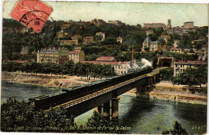 Carte postale ancienne Lyon-Le cote au Saint-Irenée&le Pont du Cheminde Fer sur la Saone à Lyon