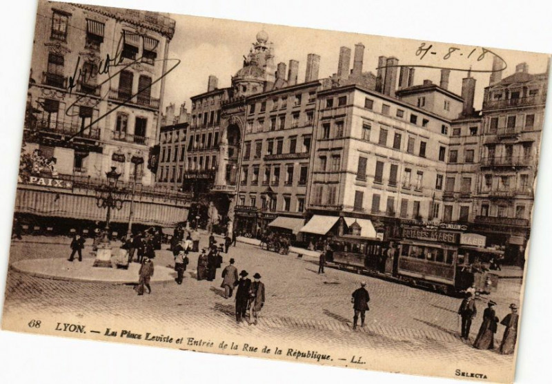 Carte postale ancienne Lyon-La Place Leviste et Entrée de la Rue de la Republique à Lyon