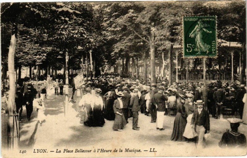 Carte postale ancienne Lyon-La Place Bellecour a l'Heure de la Musique à Lyon