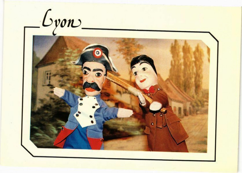 Carte postale ancienne Lyon-Guignol malmenant la marechaussée à Lyon