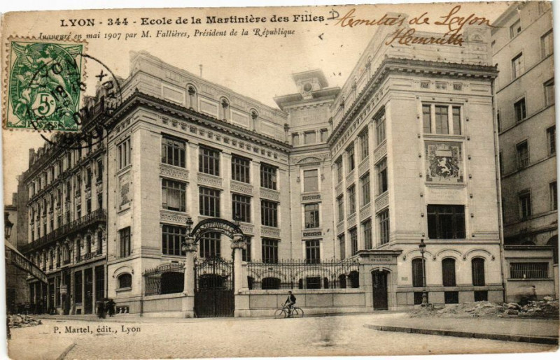Carte postale ancienne Lyon-Ecole de la Martiniere des filles à Lyon
