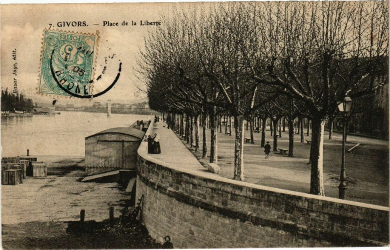 Carte postale ancienne Givors-Place de la Liberte à Givors