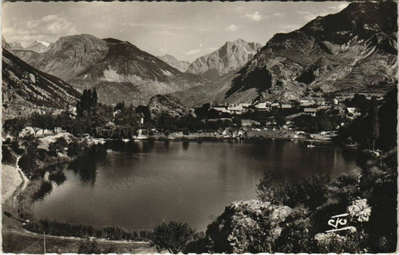 Carte postale ancienne La Roche-de-Rame et son Lac à La Roche-de-Rame
