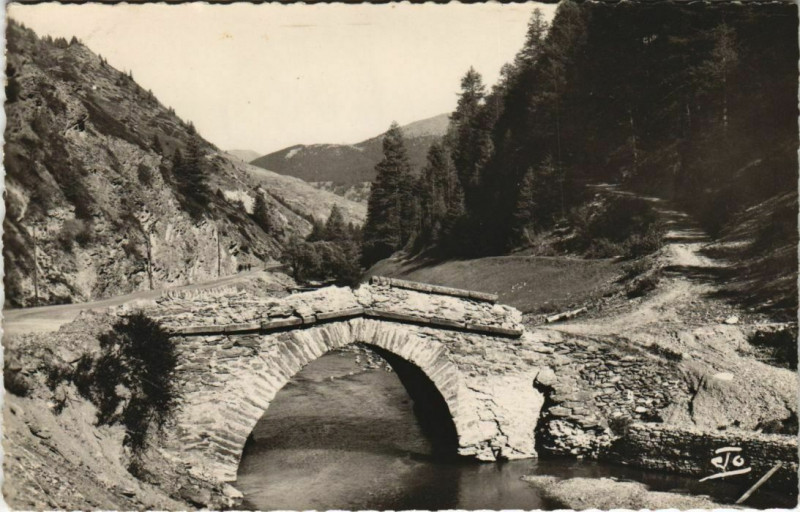 Carte postale ancienne Aiguilles Environs - Vieux Pont sur le Guil - Vallee du Queyras à Aiguilles