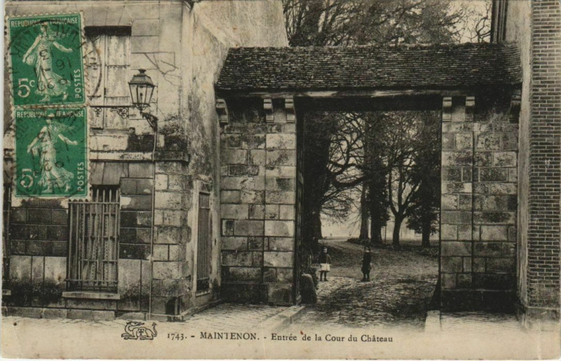 Carte postale ancienne Maintenon Entree de la Cour du Chateau France à Maintenon