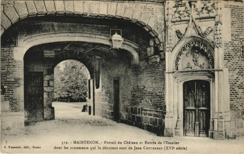 Carte postale ancienne Maintenon Portail du Chateau et Entree d'Escalier France à Maintenon