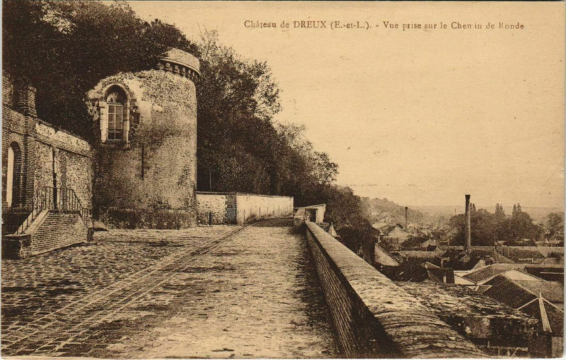 Carte postale ancienne Dreux vue prise sur le Chemin de Ronde France à Dreux