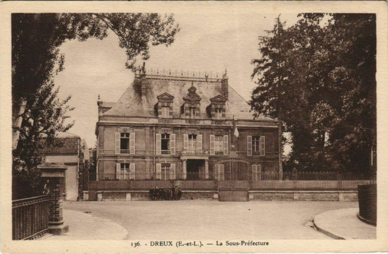 Carte postale ancienne Dreux La Sous Prefecture France à Dreux
