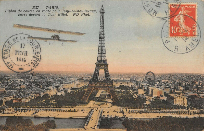 Carte postale ancienne Paris Biplan De Course En Route Pour Issy Devant La Tour Eiffel à Paris 7e