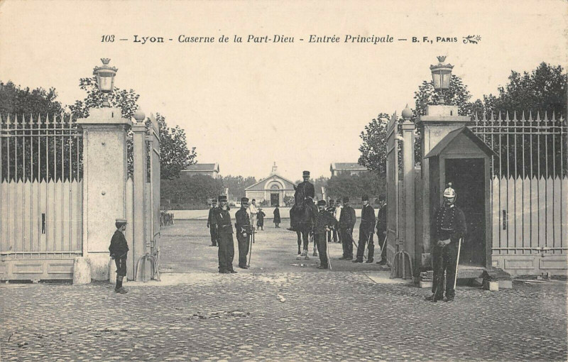 Carte postale ancienne Lyon Caserne De La Part Dieu à Lyon