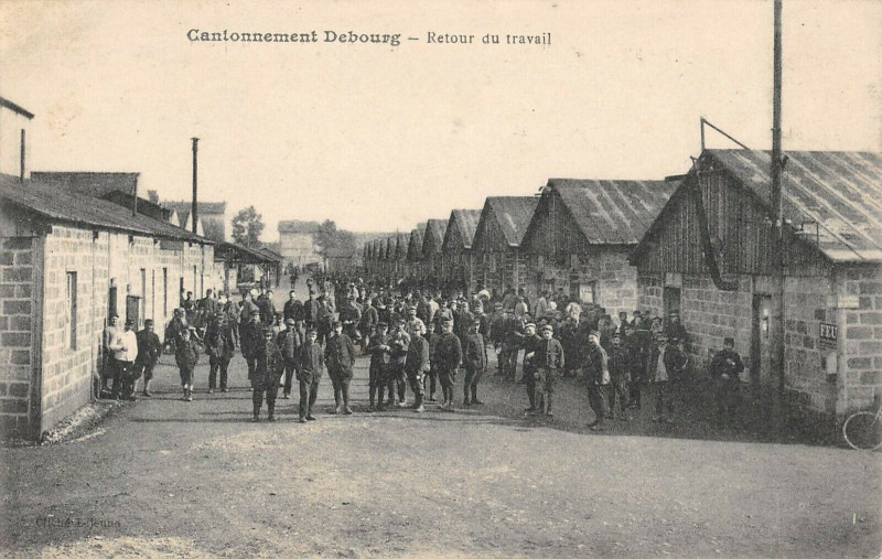 Carte postale ancienne Lyon Cantonnement Debourg Retour Du Travail 11e Regiment D'Artillerie A P à Lyon