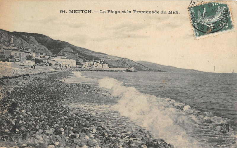 Carte postale ancienne Menton La Plage Et La Promenade Du Midi à Menton