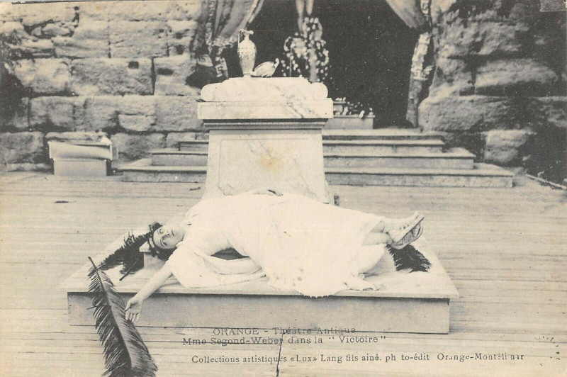 Carte postale ancienne Orange Theatre Antique Mme Segond Weber Dans La Victoire à Orange