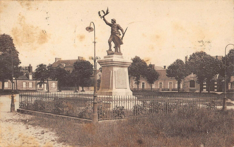 Carte postale ancienne Salbris Monument Aux Morts à Salbris