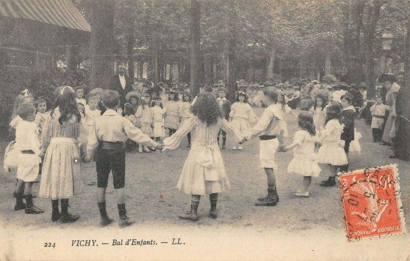 Carte postale ancienne Vichy Bal D'Enfants à Vichy