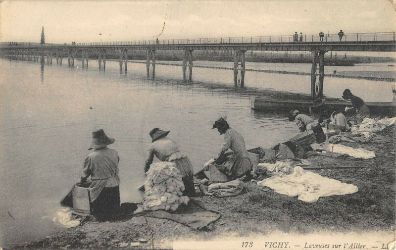 Carte postale ancienne Vichy Laveuses Sur L'Allier à Vichy